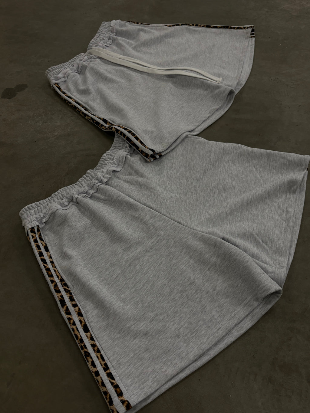 GLAMOUR TRACK SHORTS Короткі — Сірі
